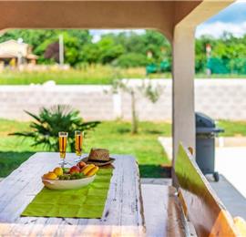 6 bedroom villa with pool near Sveti Lovrec and Poreč, sleeps 12